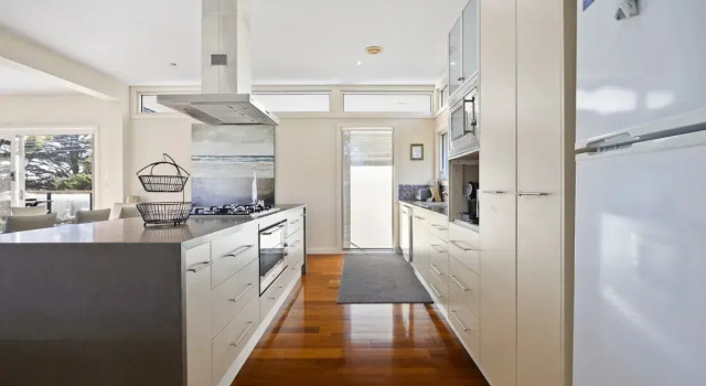 Spacious 3-bed Townhouse Near Dromana Beach, Book Apartment  