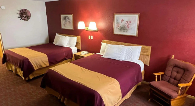 Четырёхместный номер Standard Americas Best Value Inn Suburban Motel