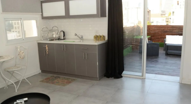 Rooftop Apartment Overlooking Rothschild, Забронировать Апартаменты/квартира Тель-Авив Тель-Авивский округ, рядом с Independence Hall Museum