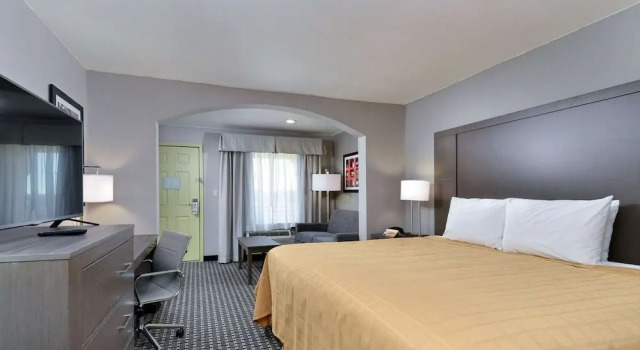 Vierer Suite Scottish Inns & Suites
