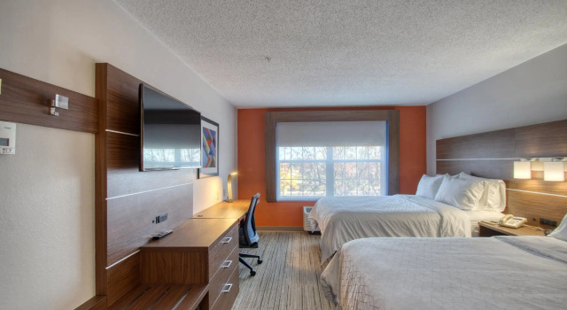 Четырёхместный люкс Holiday Inn Express Hotel & Suites Oshkosh - State Route 41 by IHG