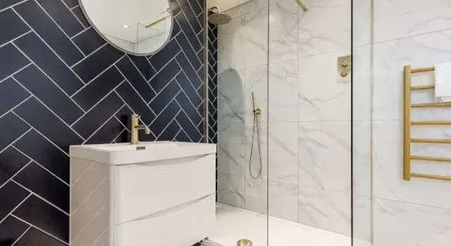 Luxury Penthouse 2-Bed Apt w/ Sea View, Gym & PKG