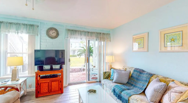 EC134 Newly Remodeled Ground Floor Condo, Boardwalk to Beach, Shared Pool and Grill, Забронировать Отель Отели Mustang Island с парковкой, Парковка
