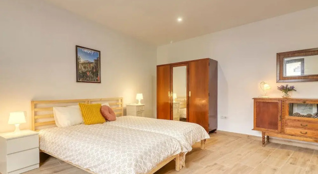 Cozy House w BBQ Teide Views Near City Center, Book Vacation Home Hotels in Tenerife with Parking, Parking
