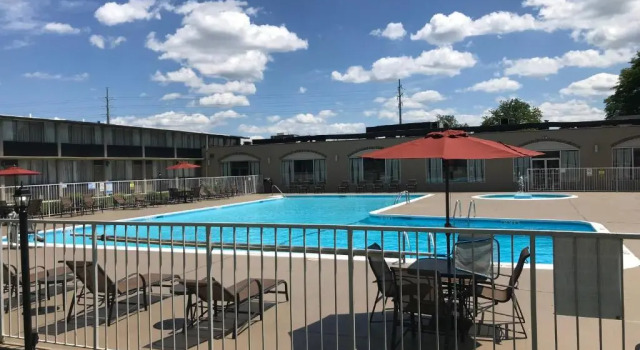 Номер Standard с видом на бассейн SureStay Plus Hotel by Best Western Lehigh Valley