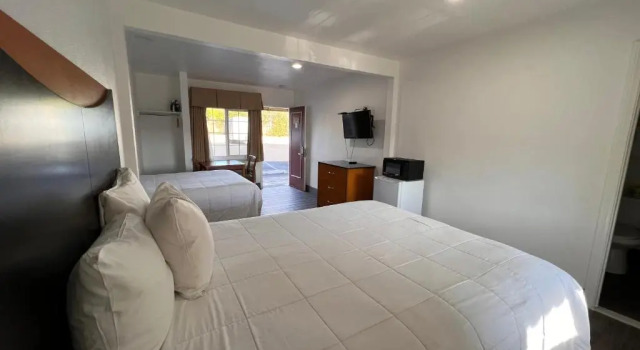 Четырёхместный номер Standard Town and Country Inn