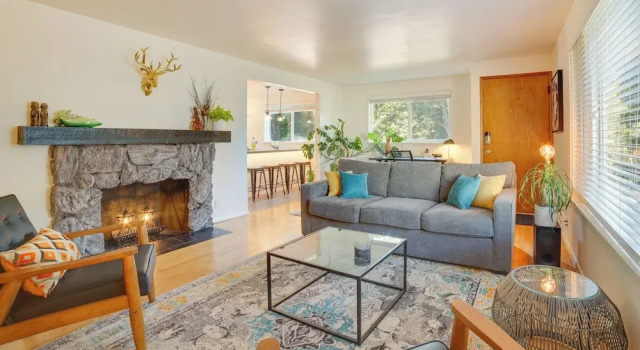 Коттедж Hot Tub, 5 Mi to Lumen Field! Newly Updated Home