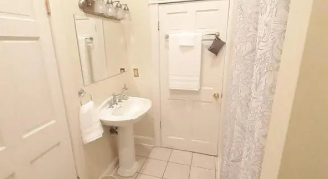 Номер Deluxe Historic Charm at Nottingham Place, 2nd Floor w friendly indoor cats, not suitable for those with mobility or balance difficulties