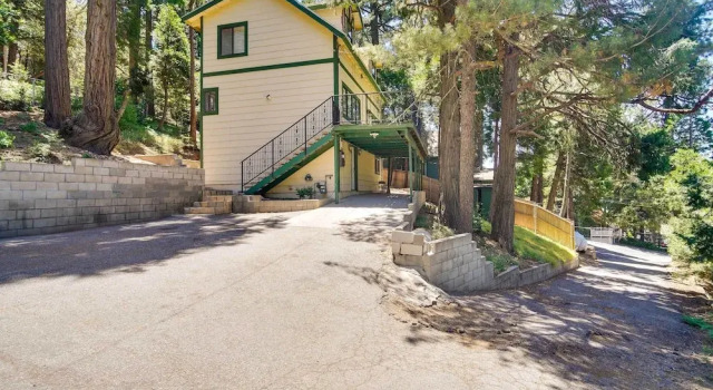 Апартаменты Cozy Crestline Getaway ~ 2 Mi to Lake Gregory