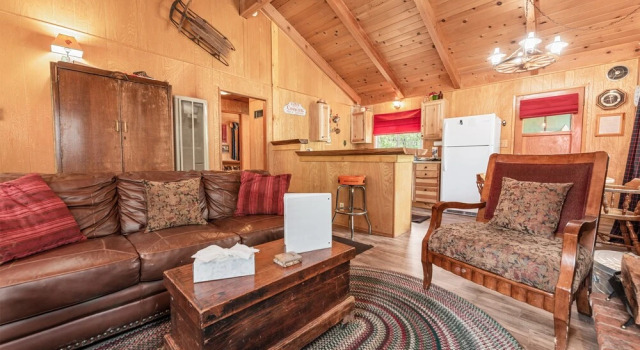 Knotty Pine Chalet - 2br/1ba/walk To Lake And Village/fireplace/wifi/smarttv/barbeque/fencedyard 2 Bedroom Chalet, Rezerwuj Chalet Big Bear Lake Stany Zjednoczone
