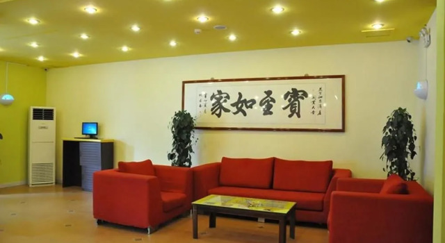 Home Inn Linyi People's Square, Prenota Hotel Hotel a Shandong con parcheggio, Parcheggio