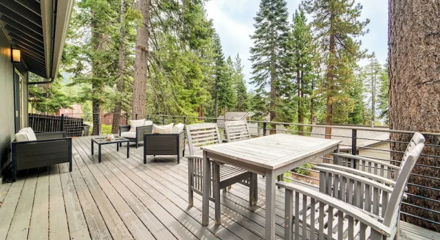 Коттедж 3 Mi to Diamond Peak: Mtn-view Home w/ Fireplace