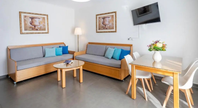 Четырёхместный номер Standard с балконом Peridis Family Resort