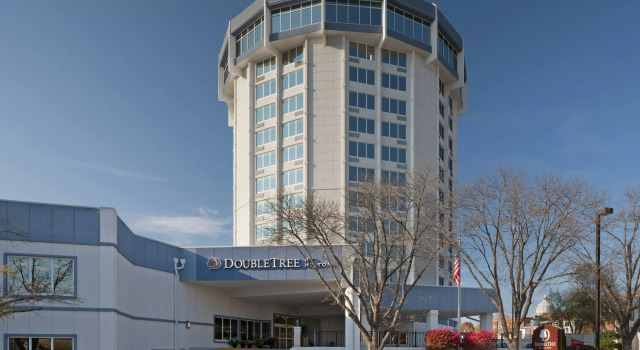 DoubleTree by Hilton Jefferson City, Забронировать Отель Джефферсон-Сити Миссури, рядом с Miller Performing Arts Center