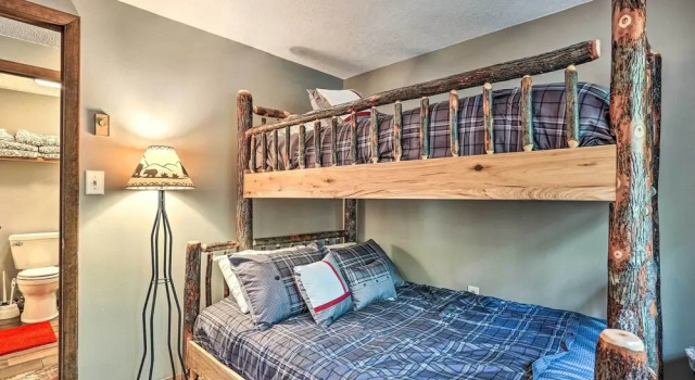Коттедж Walk to Lake & Beach: Pocono Cabin w/ Fire Pit