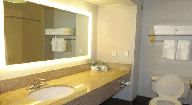 Четырёхместный номер Standard Holiday Inn Express Hotel & Suites Oxford by IHG