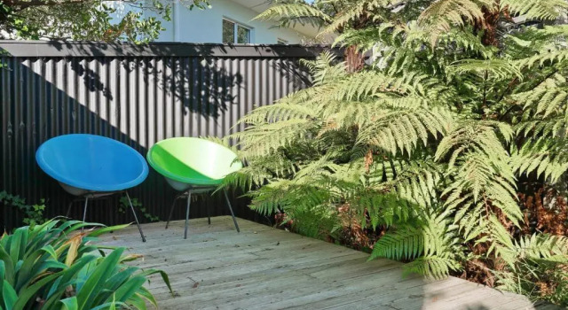 Christchurch - Art space, sea views, private, Забронировать Отель Отели Крайстчёрч с парковкой, Парковка