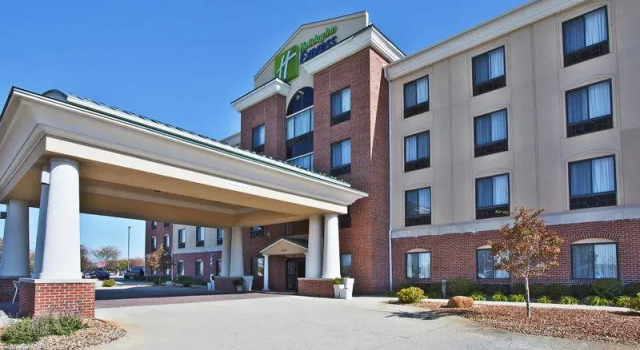 Кровать в общем номере Holiday Inn Express Hotel & Suites Anderson by IHG