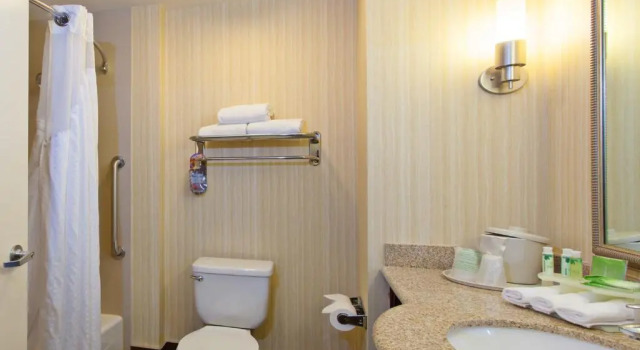 Четырёхместный номер Standard Holiday Inn Express Hotel & Suites Twentynine Palms by IHG