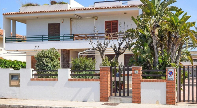 Awesome Apartment in Marina di Ragusa With Wifi and 2 Bedrooms, Book Apartment Hotels in Sicily with Parking, Parking