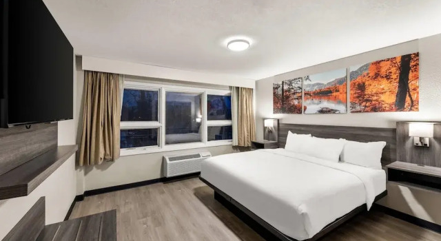 Двухместный люкс с балконом Clarion Pointe Rhinelander Downtown