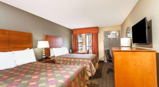 Четырёхместный номер Standard Days Inn by Wyndham Lebanon