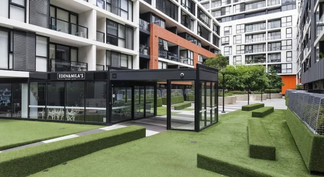 Modern 2BR Apt by the Yarra River, Забронировать Отель Отели Мельбурна с бассейном, рядом с Gleadell Street Market, Бассейн