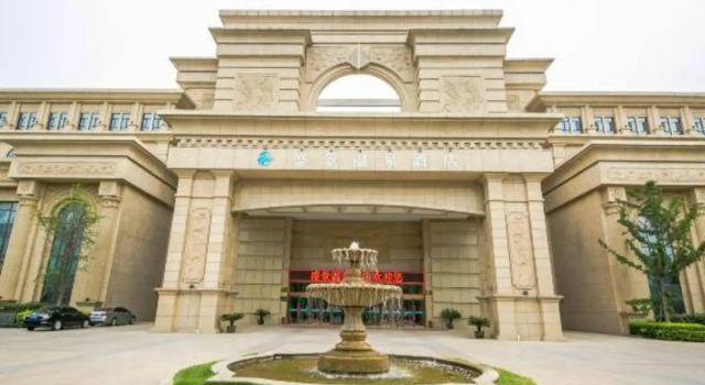 Liaocheng shengjing hot spring hotel, Rezerwuj Hotel Hotele w Liaocheng z basenem, Basen