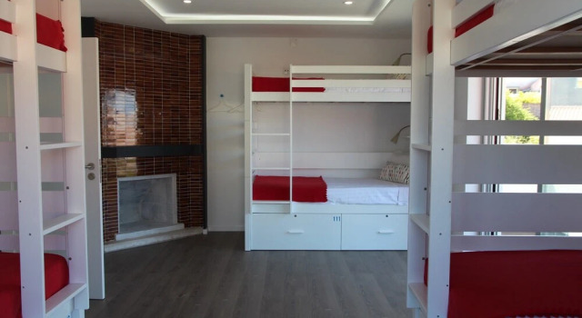 Кровать в общем номере с балконом и с видом на море UAU Hostel