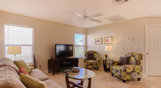 Canalfront Cape Coral Haven with Pool and Dock!, Забронировать Дом для отпуска Виллы Кейп-Корал, рядом с Пляж яхт-клуба Кейп-Корал, Вилла