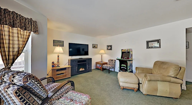 Corner Lot Gem W/ Hot Tub & Grill, Next To Shuttle 4 Bedroom Hotel Room