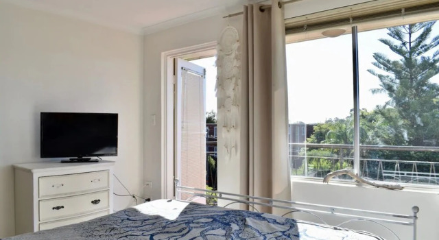 BRIGHT and airy TOP FLOOR apartment with FAB views