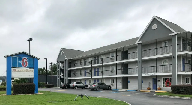 Motel 6 Savannah, GA, Boek Motel Hotels in Georgia met parkeren, Parkeren