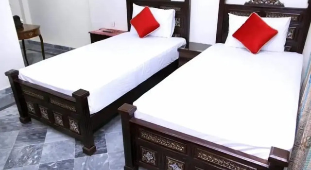 Short Times Couple Guest House, Prenota Affittacamere Hotel a Karachi con parcheggio, Parcheggio