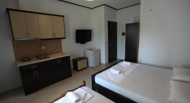 Трёхместный номер Standard с балконом Villa Shehu