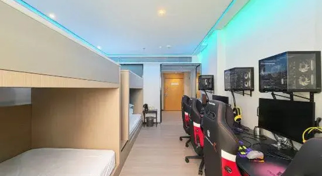 Кровать в общем номере TNT -sports Hotel