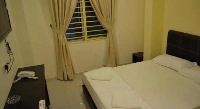 Del’s Guesthouse @ Southville Same Level with Pool fits 8, Book Hotel Nilai Negeri Sembilan