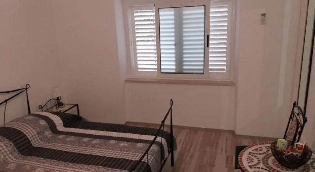 Rooms Kvestic, Забронировать Отель Lazaret , рядом с Частный пляж Hotel Vis