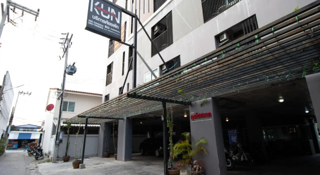 Кровать в общем номере Kun Hotel