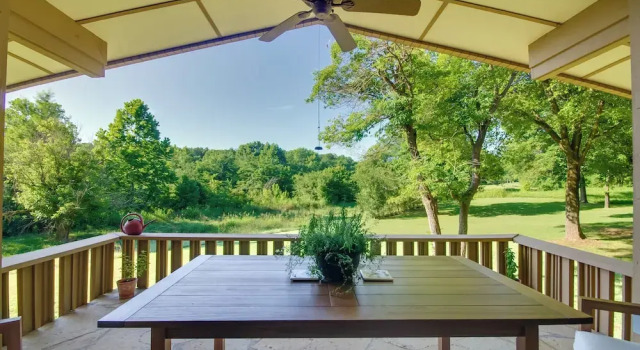 Коттедж Tranquil Mid-century Modern Cottage w/ Forest View