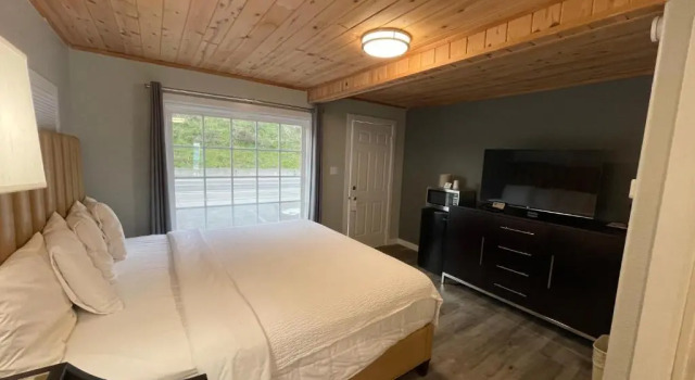 Двухместный номер Standard с балконом и с видом на море Tides Inn & Suites