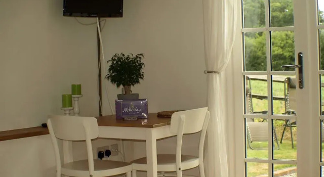Holmdale Holiday Cottages, Забронировать Отель Отели Исторического графства Суссекса с парковкой, Парковка