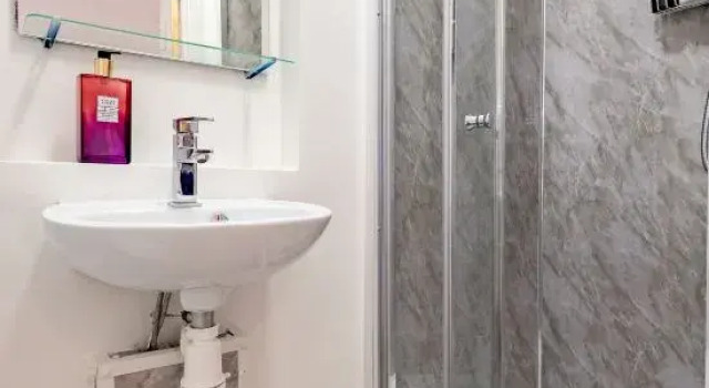 Contractor friendly 6 bed all en suite house, Забронировать Отель Отели Питерборо 3 звезды, рядом с Peterborough Cathedral, 3*