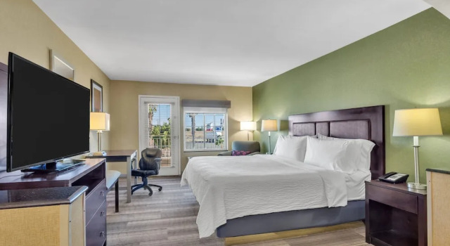 Двухместный люкс с балконом Holiday Inn Express Hotel & Suites El Centro by IHG