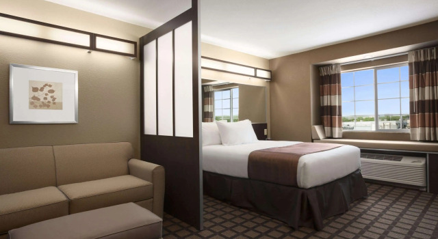 Microtel Inn & Suites by Wyndham Kenedy/Karnes City, Varaa Hotelli Karnes City Texas