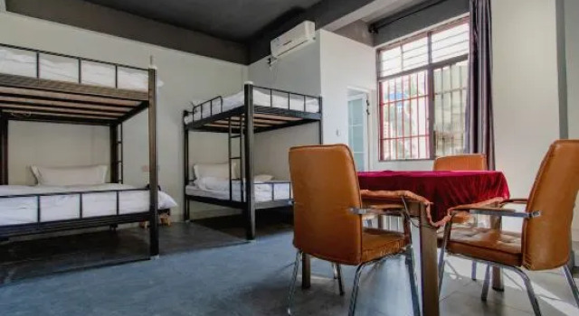 Кровать в общем номере AIOUNIYA hotel