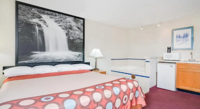 Suite Super 8 by Wyndham Tomah Wisconsin