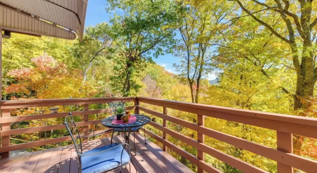 1 Mile to Golfing: Porch w/ Fireplace + Mtn Views, Забронировать Дом для отпуска Коттеджи Мегги-Вэлли, Коттедж