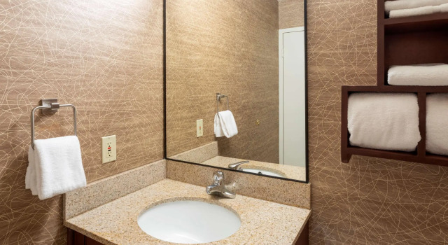 Четырёхместный номер Standard с видом на бассейн Best Western Fairmont