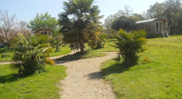 Roulottes de Launay Blot, Rezerwuj Hotel  
